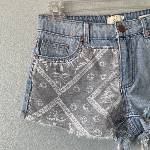 Light wash mixed media bandana pattern Cotton On frayed hem denim shorts! - Picture 3 of 6